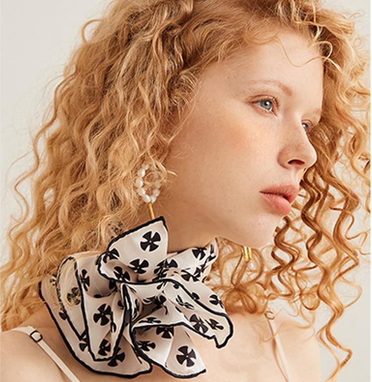 files/silk-square-scarf-classic.jpg